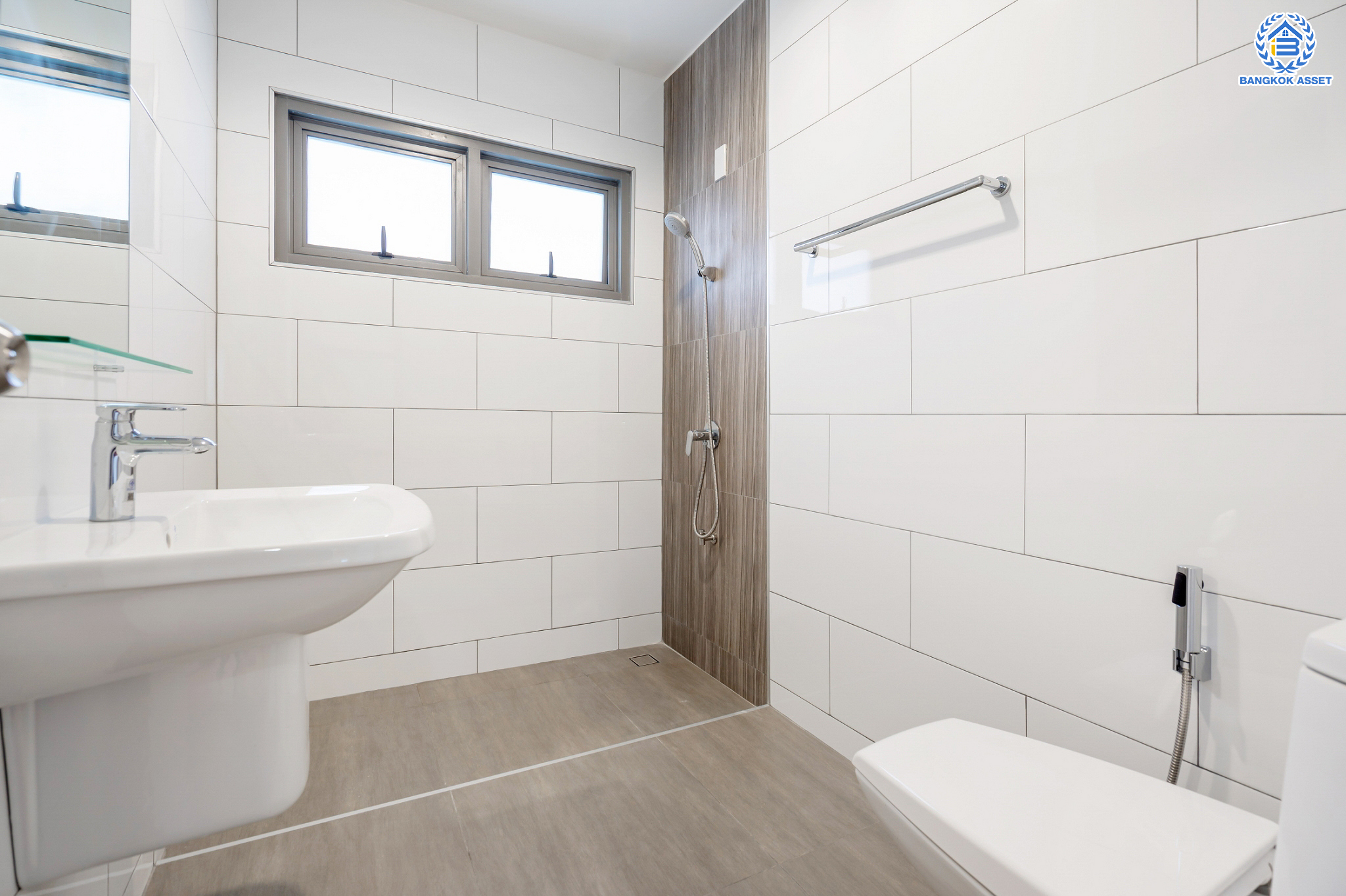 บ้านมือสองตกแต่งใหม่ ม.เพอร์เฟคเพลส แจ้งวัฒนะ บ้านเดี่ยวหลังใหญ่ เนื้อที่ 61.9 ตร.ว. ฟังก์ชัน 3 ห้องนอน 4 ห้องน้ำ 1 ห้องแม่บ้าน จอดรถได้ 2 คัน รองรับทุกการอยู่อาศัย บนทำเลศักยภาพ ใกล้เซ็นทรัลแจ้งวัฒนะ ทางด่วน และรถไฟฟ้าสายสีชมพู "สถานีแยกปากเกร็ด"